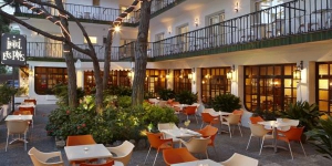  El hotel de gestión familiar Els Pins se encuentra a 20 metros de la playa y a 150 metros del centro de Platja d'Aro. Cuenta con una piscina al aire libre y un solárium.