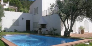  Located in the quiet residential area of Platja Fonda, this villa features a large private garden and an outdoor swimming pool. The beach of Begur is 5 minutes’ walk away.