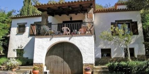  Holiday Home Dynaida is located in a quiet residential area only 2 km from Begur. It features simple and rustic décor furniture, a large garden area with a 15 m2 terrace and barbecue facilities.