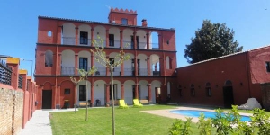  This attractive aparthotel is set in a 19th century colonial-style building in the spa town of Santa Coloma de Farners. It offers 2 pretty gardens, and outdoor pool, free Wi-Fi and scenic mountain views.