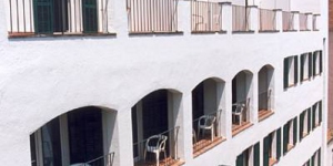   Alójate en el centro de Lloret de Mar  El Hotel Caleta está situado a solo 50 metros de la playa de Lloret de Mar. Ofrece habitaciones con baño privado, desayuno buffet y conexión Wi-Fi gratuita en todas sus instalaciones.