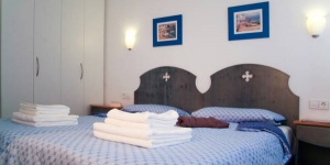  Situated 250 metres from the beach in the popular resort of Platja D’Aro, Goetten Apartamentos offers accommodation with a private balcony. There is a communal indoor pool and laundry facilities.