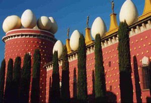 Esculturas de huevos sobre el tejado del Museo Dalí