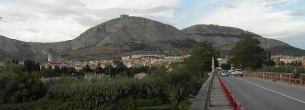 Macizo del Montgrí, dominando la localidad de Torroella