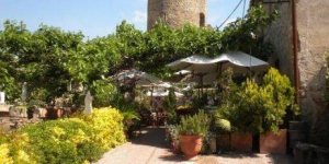  Das Hotel Restaurante El Fort heißt Sie in Ullastret willkommen. Es befindet sich 10 Fahrminuten von La Bisbal d'Empordà und 15 Autominuten vom Strand entfernt.