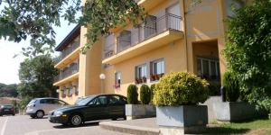  L'hôtel Esteba se situe à Caldes de Malavella, à 20 minutes en voiture du centre-ville de Gérone. Situé dans de beaux jardins, cet hôtel est doté d'un restaurant et de chambres avec balcon.