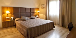  The Hotel Pirineos is located in the center of Figueres,  a short walk from the Dalí Museum. The rooms have 26-inch LCD TVs and free Wi-Fi.