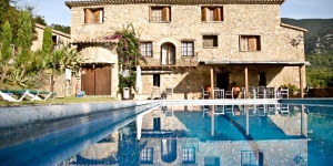  Отель Mas Salvanera представляет собой типичный каталанский загородный дом с большим бассейном. К услугам гостей массажный кабинет, бесплатные стоянка и Wi-Fi.