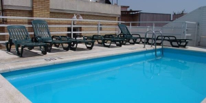   Lloret de Mar&nbsp;: séjournez au cœur de la ville  L'Apartamentos Santi est situé dans le centre de Lloret de Mar, à 400 mètres de la plage et de la promenade. Doté d'une petite piscine commune sur le toit, il propose des appartements climatisés avec un balcon privé.