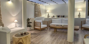  Set in the charming historic town of Begur, El Petit Convent offers beautiful rooms with free WiFi. It features an indoor covered terrace overlooking the old town.