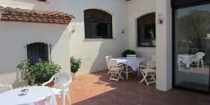  Offering a peaceful location within an estate in Darnius, Restaurante y Apartamentos Can Mora is set in a charming white-washed villa. It features a restaurant, a garden and a spacious terrace overlooking the surrounding countryside.