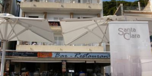  Hostal Santa Clara is on the seafront promenade, overlooking L’Estartit Marina on the Costa Brava. This family-run guest house offers a rooftop sun terrace and basic rooms with free Wi-Fi and satellite TV.