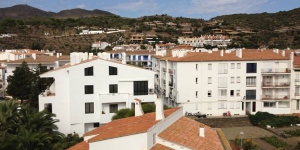  Das traditionelle, weißgetünchte Hotel begrüßt Sie im Zentrum der malerischen Altstadt von Cadaqués nur 50 m vom Strand entfernt. Die einfach eingerichteten Zimmer verfügen über einen privaten Balkon.