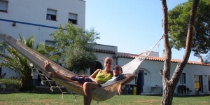  Alberg Costa Brava in Llançà beschikt over een tuin met hangmatten en gratis WiFi in de gehele accommodatie. Dit goed ingerichte hostel ligt vlak bij het treinstation van Llança en op 10 minuten afstand van het strand.