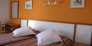  Das Hotel Nou Estrelles erwartet Sie nur 5 Gehminuten von der Altstadt und dem Strand entfernt in dem bezaubernden Küstenort Cadaqués. Es bietet einfache, komfortable Zimmer mit einem Flachbild-TV.