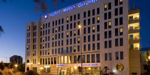  Hotel Meliá Girona ligt op 10 minuten lopen van het trein- en busstation van Girona. Het hotel biedt privéparkeergelegenheid en gratis toegang tot de sauna en de hot tub.