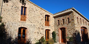  In der herrlichen Umgebung der Gemeinde Maçanet de la Selva begrüßt Sie das Masia La Pineda, ein originales katalanisches Landhaus mit einem saisonal geöffneten Außenpool. Die charmante Unterkunft befindet sich auf einem wunderschönen Grundstück in kaum 2 km Entfernung von der Gemeinde Turons de Maçanet.