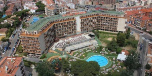  Отель Samba с видом на Льорет расположен в 500 метрах от пляжа Феналс. К услугам гостей сезонный открытый бассейн.