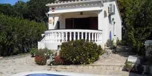  This detached holiday home with private pool is located on the forest edge. in the beach resort L Escala.