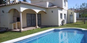  This detached holiday home with a private swimming pool is located in the Riells area of L Escala. The home is equipped with all comforts.