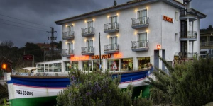  Situé à El Mas Borinot, à 5 minutes de route du centre de Blanes, l'Hostal Bonavista propose des chambres lumineuses et climatisées avec balcon. L'établissement abrite un restaurant et un café-bar.