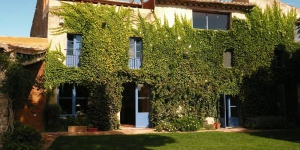  Ventania is located in the village of Serra de Daró, in Catalunya’s Baix Empordà region. This charming 19th-century house has a garden with a pool and a stylish lounge with a fireplace.