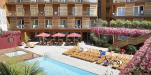   Lloret de Mar&nbsp;: séjournez au cœur de la ville  Le Fergus Style Plaza Paris est situé dans le centre de Lloret de Mar, à seulement 200 mètres de la plage. Il dispose d'une piscine extérieure, d'une salle de sport et d'un bain à remous.