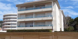  Apartamentos Las Brisas is located in the centre of l’Estartit, 50 metres from the beach. Set in a private property, there is a garden with a shared outdoor swimming pool.