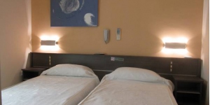  This guest house is located in the main square of Olot, close to bars and restaurants. It offers air-conditioned rooms with a flat-screen TV and free Wi-Fi.