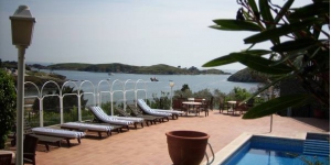  Комплекс Bungalow Hotel Port-Lligat находится в очаровательном городе Кадакесе, всего в 100 метрах от пляжа Кала-де-Портльигат. К услугам гостей общий бассейн, общая терраса и частная парковка.