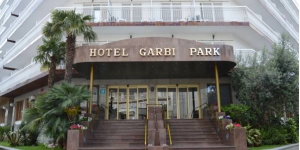  Stay in the Heart of Lloret de Mar  Hotel Garbi Park is located in a lively area of Lloret de Mar, 330 yards from the beach. Outdoor and indoor swimming pools are available, and a large sun terrace.