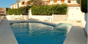 El Sant Pol - Holiday Houses se encuentra en S'Agaró, a 500 metros de la playa de St Pol, y ofrece casas modernas con terraza, jardín y barbacoa privados. El complejo alberga una piscina compartida al aire libre.
