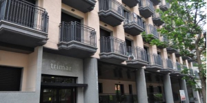   Soggiorna nel cuore di Lloret de Mar  I moderni Apartaments Trimar si trovano nel centro di Lloret, a soli 10 minuti a piedi dalla spiaggia. Sono dotati di piscina e terrazza solarium.