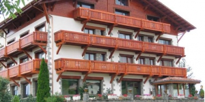  This rustic hotel is at the entrance of Molló, in the middle of the Camprodon Valley and a few miles from France. Surrounded by nature, this mountain establishment offers comfortable rooms and 12 large suites, all in a quiet and homey atmosphere.