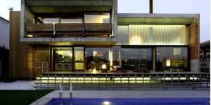 Die luxuriöse Designer-Villa Santa Mónica - Holiday House empfängt Sie in Maçanet de la Selva mit einem privaten Pool und einer stilvollen Sonnenterrasse. Freuen Sie sich auf raumhohe Fenster und Holzböden.
