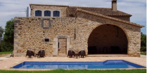  Set in a rustic, 18th-century property in a farm outside Juià, Mas Trobat offers charming rooms with hydromassage baths and free Wi-Fi.  It offers views of the surrounding fields and countryside.