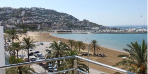   Stay in the Heart of Roses  Hotel Risech is located next to Roses Beach, a 5-minute walk from the marina.  The functional rooms include a flat-screen TV and many come with beautiful sea views.