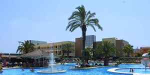  L'Evenia Olympic Palace Hotel forma part del gran complex Evenia Olympic Resort. Podreu accedir a 6 piscines, un gimnàs, un spa i pistes de tennis i esquaix.