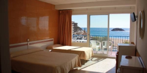  Отель Rovira, из которого открывается вид на пляж Платья-Гран, находится в городе Тосса-де-Мар. К услугам гостей современные номера с балконом и видом на Средиземное море.
