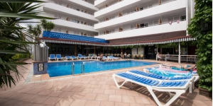   Alójate en el centro de Lloret de Mar  El Hotel Xaine Park está situado en el centro de Lloret, a 2 minutos a pie de la playa principal de la localidad, de la estación de autobuses y del casino. Cuenta con una piscina al aire libre.
