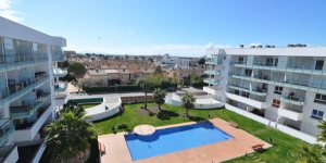  Offering an outdoor swimming pool, a sun terrace and a arden, Apartmentos Porto Mar is located next to the Aiguamolls Natural Park, in Roses. The beach is 5 minutes’ drive away.