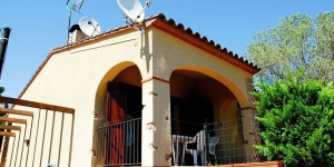  House located in the Torre Vella 3 km from the beach of l Estartit. It has 3 bedrooms and 2 bathrooms.