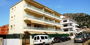  Two bedroom apartment with communal pool situated 75 meters from the beach of Estartit. well equipped.