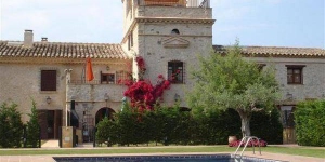  At only 5km from the beaches of Sant Pere Pescador and just at the entrance of the small town of Torroella de Fluvia. as a result of the complete restoration of an old Catalan farmhouse called Mas Armada.