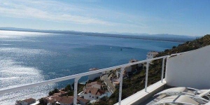  Two storey townhouse located in Roses. with stunning views and private pool.