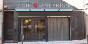  El Hotel 9 Sant Antoni se encuentra en el centro de Ribes de Fresser, muy cerca de la estación de ferrocarril y del tren cremallera que lleva al Vall de Núria. Ofrece un pequeño spa, bar y conexión Wi-Fi gratuita en todas las instalaciones.