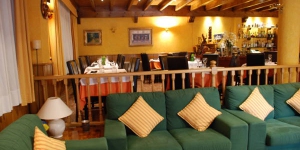  L'Hostal La Placeta es troba a Camprodon, Girona, a 20 km de les pistes d'esquí de Vallter 2000. Ofereix un restaurant amb bar i habitacions amb calefacció i bany privat.