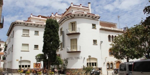  Этот семейный отель расположен недалеко от пляжа в Тосса де Мар и предлагает гостям простые номера с ванными комнатами. В отеле Tonet есть терраса с видом на средневековый город.