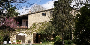  El Can Solanas gaudeix d'una ubicació rural tranquil·la, a 5 minuts amb cotxe de la localitat medieval de Besalú. Aquesta casa rural és una antiga masia de pedra del segle XIII i disposa d'una piscina.