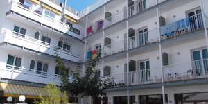  Отель Simeon расположен в 50 метрах от пляжа Тосса-де-Мара и в 400 метрах от исторических стен Старого города. Все номера оснащены кондиционером, телевизором и собственным балконом.